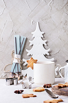 奶油甜酥饼,圣诞曲奇,杯子,旧式,热,茶,甜饼模子,糖,粉末,上方,桌子,白色,桌布,圣诞装饰,形状,圣诞树,星