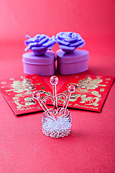 水晶皇冠婚礼请柬和紫色玫瑰花的礼盒