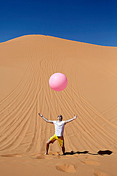 轻盈,男人,抛起,大,粉色,气球,沙漠,州立公园,靠近,犹他,美国