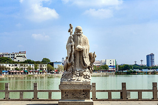 中国河南省开封市包公湖湖畔寿星雕塑