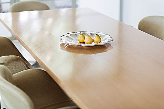 梨,玻璃盘,餐桌