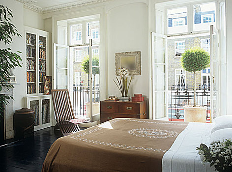 鲜明,轻快,现代,卧室,床,椅子,书架,柜子,盆栽,树,露台