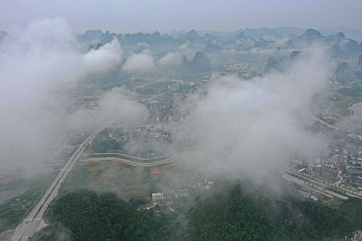 雨后的的喀斯特地貌风光更妖娆