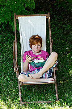 孩子,男孩,11岁,读,兴奋,假日,书本,同时,坐,平台,椅子,花园