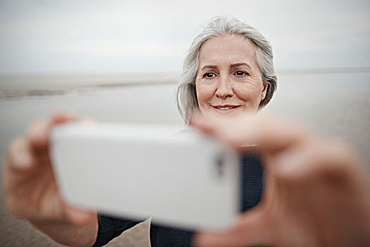 老年,女人,拍照手机,冬天,海滩