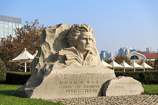 中国山东省青岛音乐广场贝多芬塑像