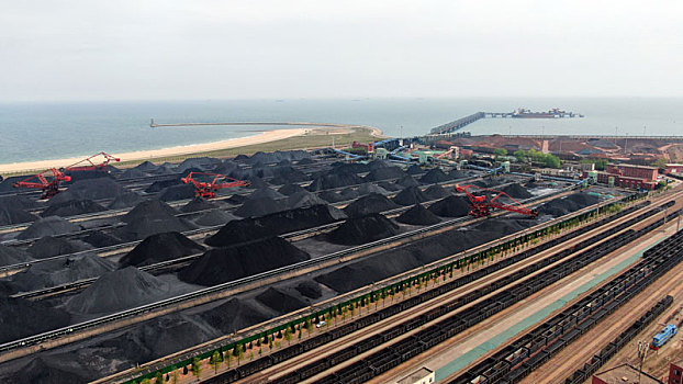 山东省日照市,航拍春天里的港口煤炭堆场,繁忙有序尽显蓬勃朝气与活力