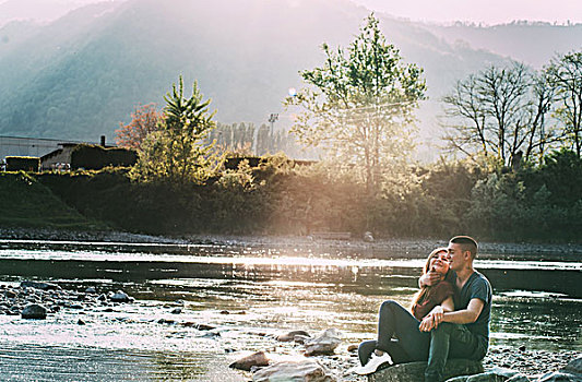 浪漫,坐,夫妇,岩石上,旁侧,河,微笑