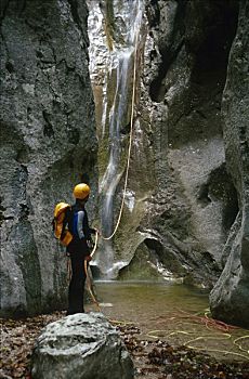 男人,登山绳降,峡谷,施蒂里亚,奥地利,欧洲