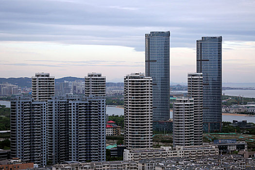 山东省日照市,春夏之交天气多变,云雾变化多端笼罩城市