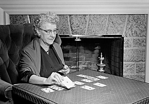 老年,女人,纸牌,客厅