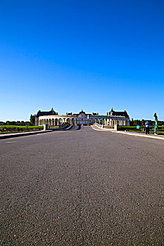 蓝天下欧式建筑北京拉斐特城堡酒店
