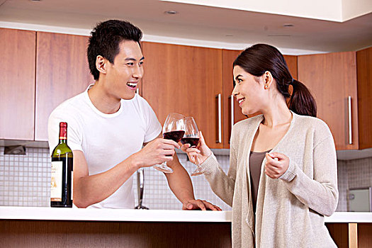 年轻夫妇喝葡萄酒