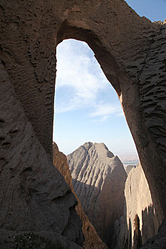 新疆阿图什天门,被英国探险家发现的世界最高天然石拱门