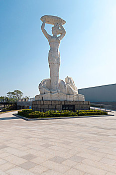 中国广东深圳蛇口海上世界女娲补天雕像