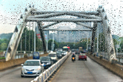 双拱桥,桥,建筑,河,汽车,路面,路,护栏,摩托车,水珠,雨点,玻璃,反射