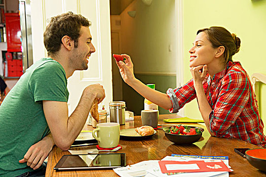 年轻,情侣,早餐,女人,喂食,男人,草莓