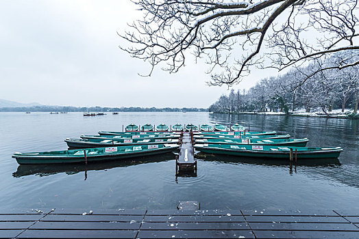 杭州西湖雪景码头小船