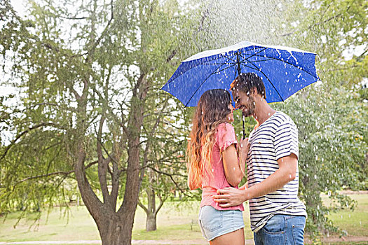 可爱,情侣,搂抱,伞,公园