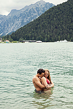 情侣,齐腰深,搂抱,阿亨湖地区,因斯布鲁克,奥地利,欧洲