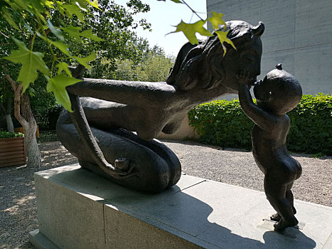 北京梨园主题公园韩美林艺术馆亲自雕塑