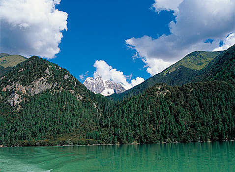 318国道西藏林芝地区然鸟湖