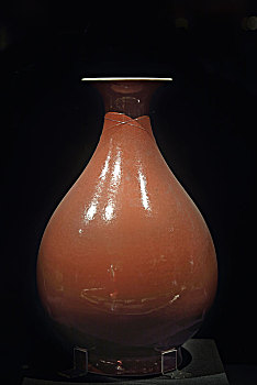 清代,同治,霁红釉玉壶春瓶,故宫博物院藏