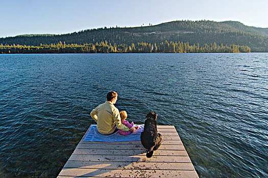 父亲,孩子,狗,坐,码头,太阳,湖,靠近,加利福尼亚