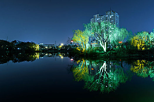 湖面夜景