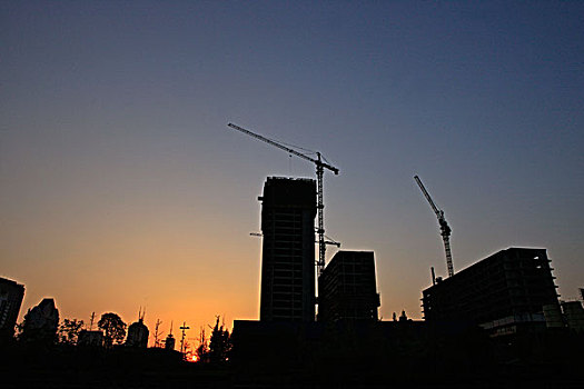 夕阳下的建筑物剪影