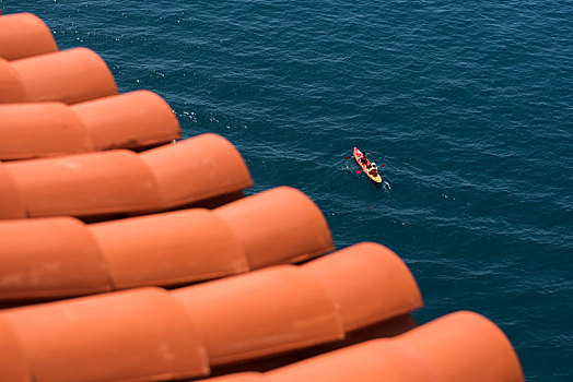 屋顶上俯视海中的皮划艇