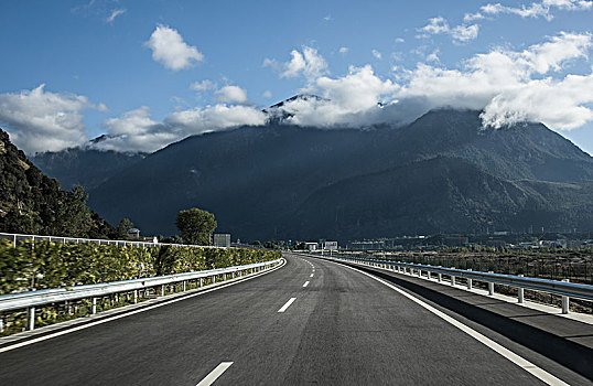 西藏道路自然风光