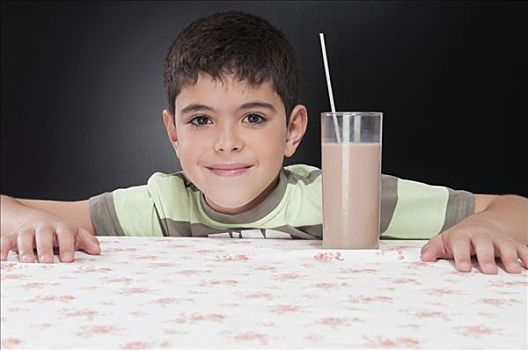 肖像,男孩,玻璃杯,巧克力奶昔