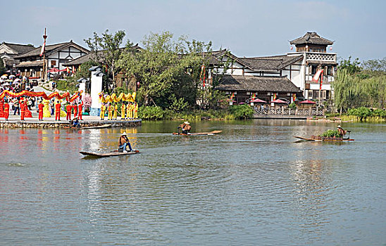 东方盐湖城神奇山镇·道天下景区水岸景致