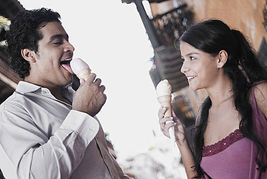 侧面,男青年,舔,冰淇淋,女青年,看