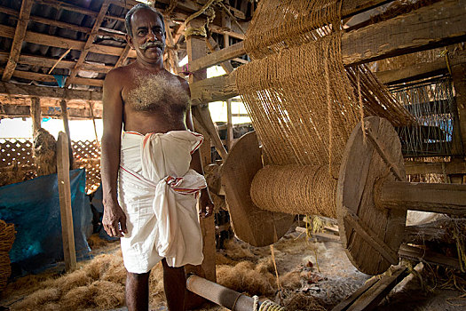 男人,制作,绳索,椰子,纤维,小生意,湖,喀拉拉,印度,亚洲