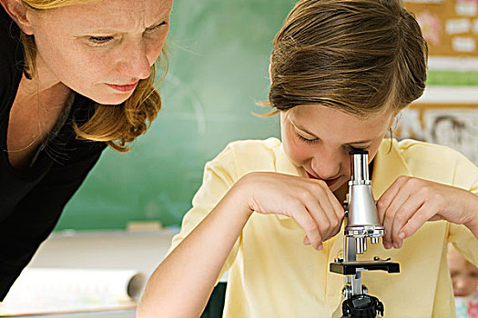 小学,教师,看,学生,显微镜