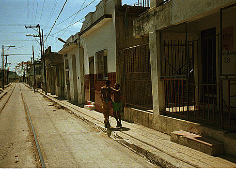后视图,两个男孩,走,街上,古巴