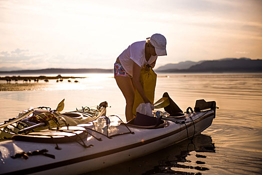 成熟,女性,皮划艇手,准备,皮筏艇,日落,奎德拉岛,坎贝尔河,加拿大