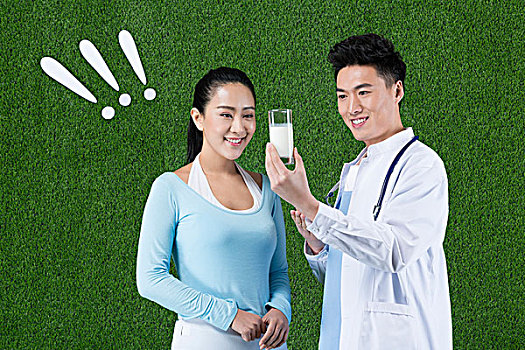 草地男醫生拿著牛奶給患者講解