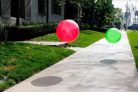 两个,气球,飞跃,人行道