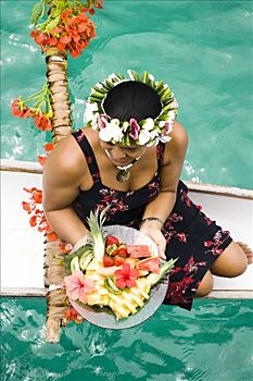 俯拍,女人,拿着,盘子,水果沙拉,独木舟,波拉岛,塔希提岛,法属玻利尼西亚