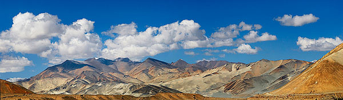 新疆白沙山全景