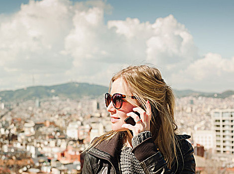 女性,游客,智能手机,正面,城市,蒙特足斯,山,巴塞罗那,西班牙