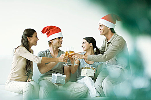 两个,情侣,祝酒,交换,礼物,男人,穿,圣诞帽