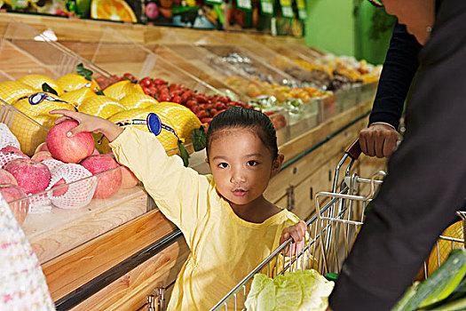 一个可爱的小女孩在超市