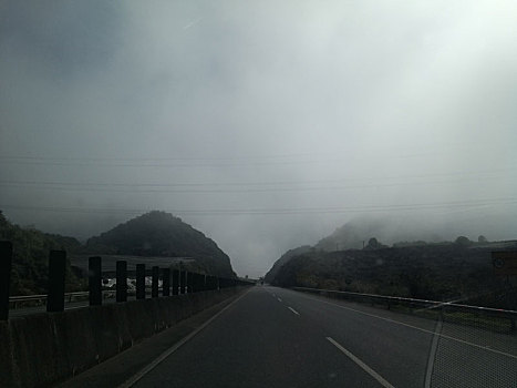 进入河口的高速公路上,云雾弥漫
