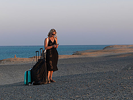 女人,40多岁,拨打,手机,站立,行李,撒哈拉沙漠,红海,仰视,埃及,里维埃拉