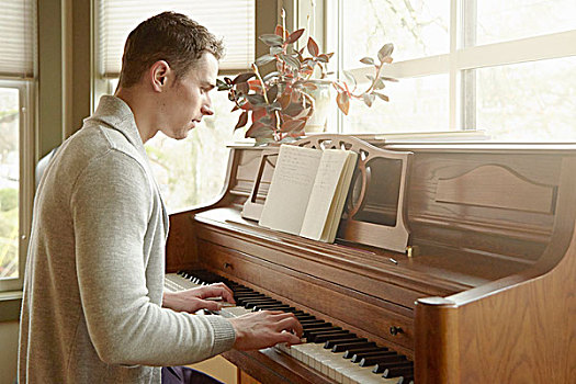 男青年,演奏,钢琴,客厅