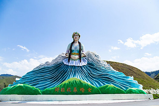 新疆那拉提草原的养蜂女雕像